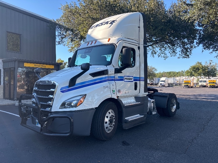 2022 Freightliner Cascadia in Jacksonville, FL — photo 3