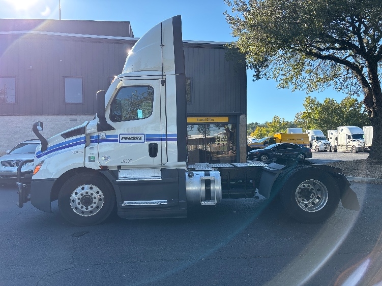 2022 Freightliner Cascadia in Jacksonville, FL — photo 4
