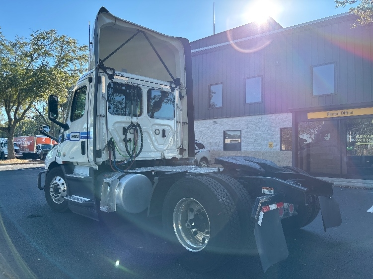 2022 Freightliner Cascadia in Jacksonville, FL — photo 5