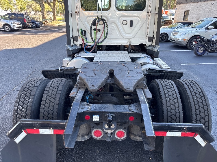 2022 Freightliner Cascadia in Jacksonville, FL — photo 6