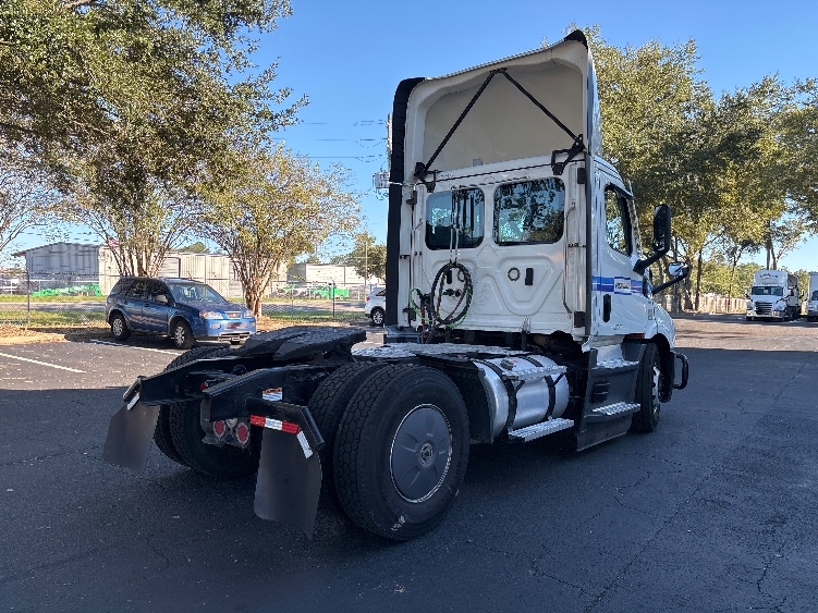 2022 Freightliner Cascadia in Jacksonville, FL — photo 7