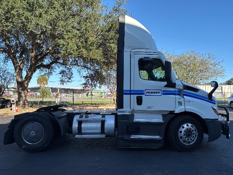 2022 Freightliner Cascadia in Jacksonville, FL — photo 8