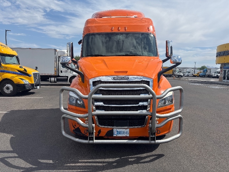 2020 Freightliner Cascadia in Torrance, CA — photo 2