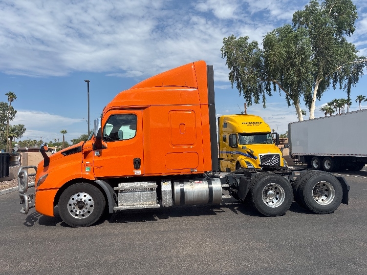 2020 Freightliner Cascadia in Torrance, CA — photo 4