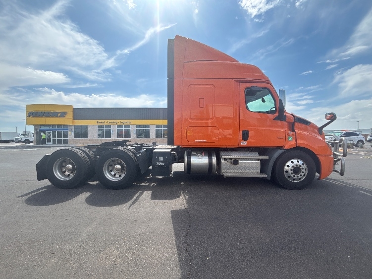 2020 Freightliner Cascadia in Torrance, CA — photo 8