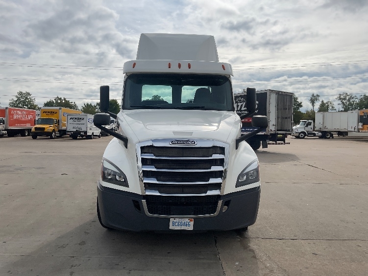 2020 Freightliner Cascadia in Lansing, MI — photo 2