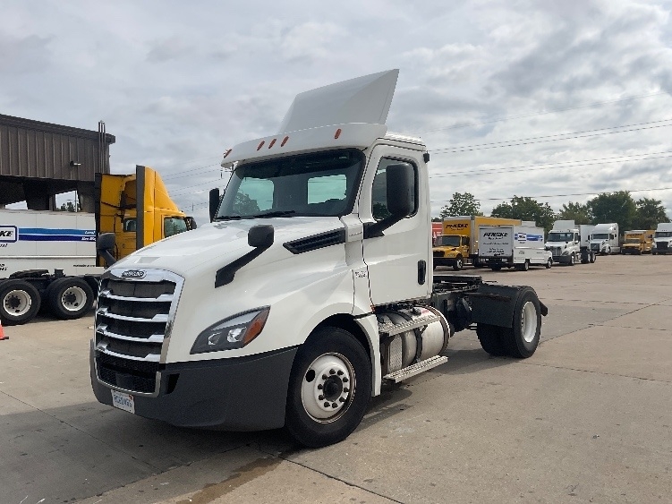 2020 Freightliner Cascadia in Lansing, MI — photo 3