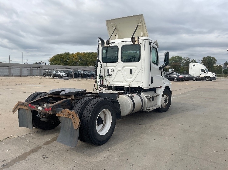 2020 Freightliner Cascadia in Lansing, MI — photo 7