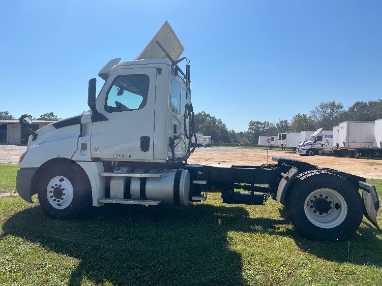 2020 Freightliner Cascadia in Pensacola, FL — photo 4