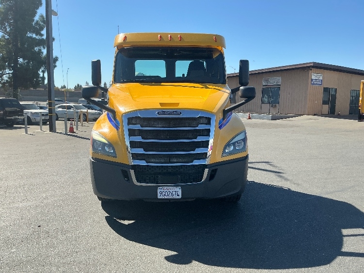 2020 Freightliner Cascadia in West Sacramento, CA — photo 2