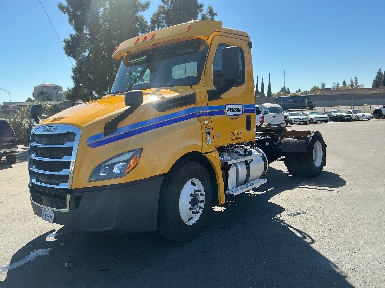 2020 Freightliner Cascadia in West Sacramento, CA — photo 3