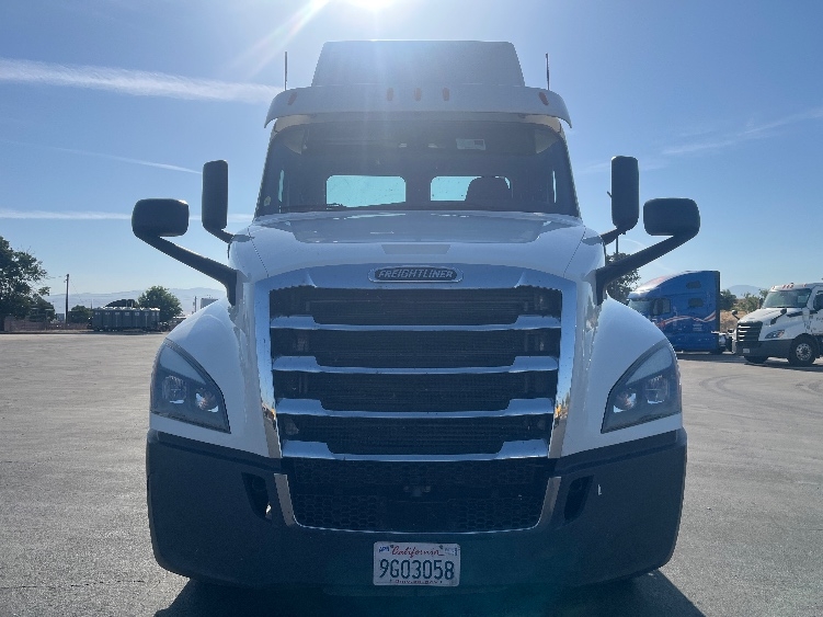 2020 Freightliner Cascadia in Fresno, CA — photo 2