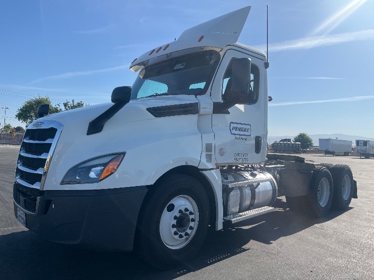 2020 Freightliner Cascadia in Fresno, CA — photo 3
