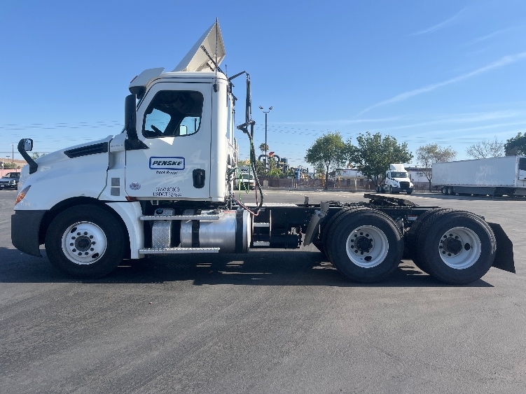 2020 Freightliner Cascadia in Fresno, CA — photo 4