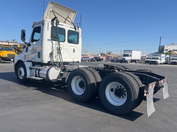 2020 Freightliner Cascadia in Fresno, CA — photo 5