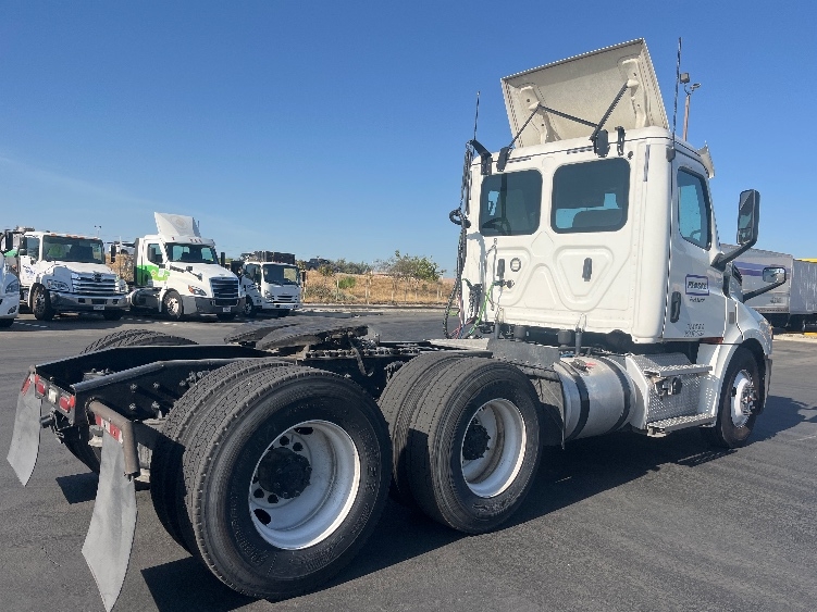 2020 Freightliner Cascadia in Fresno, CA — photo 7
