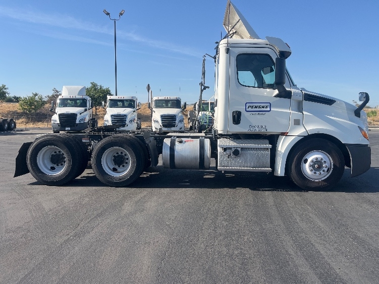 2020 Freightliner Cascadia in Fresno, CA — photo 8
