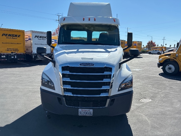2020 Freightliner Cascadia in West Sacramento, CA — photo 2
