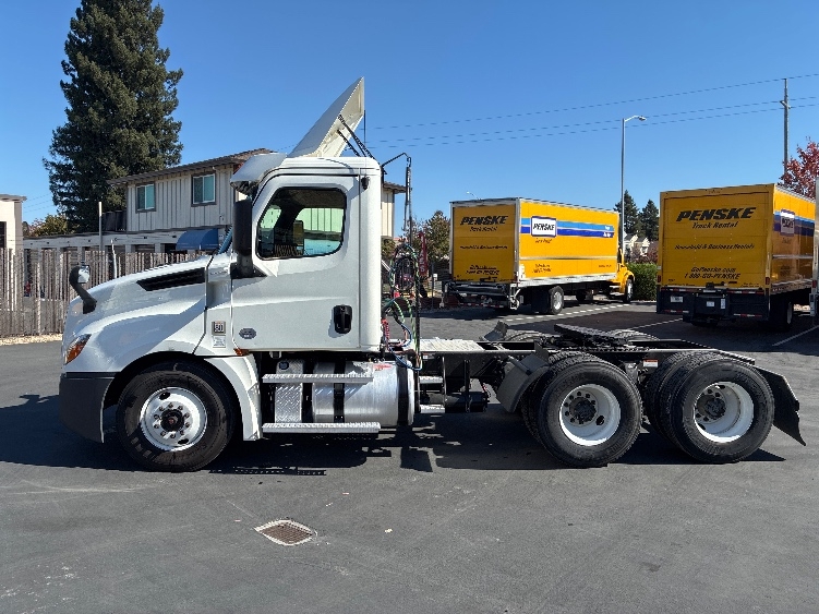 2020 Freightliner Cascadia in West Sacramento, CA — photo 4