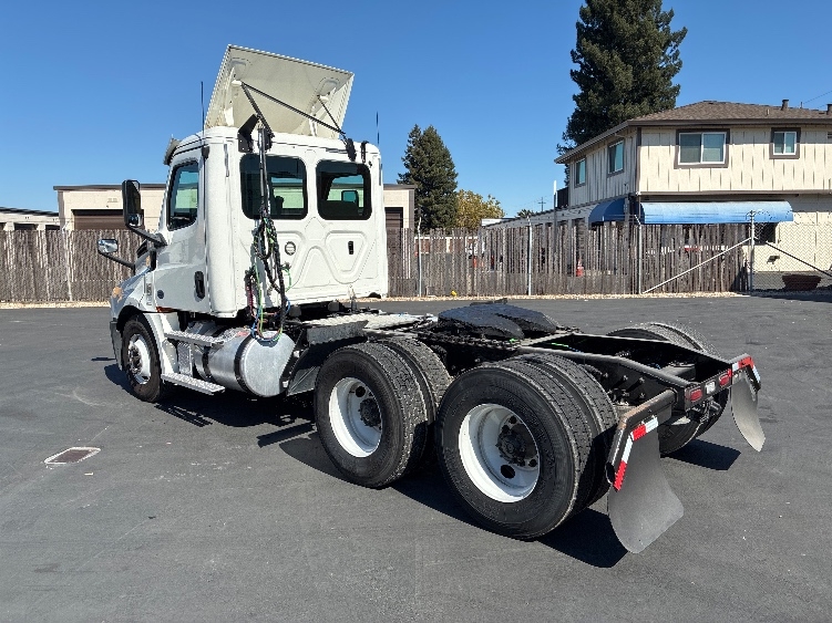 2020 Freightliner Cascadia in West Sacramento, CA — photo 5