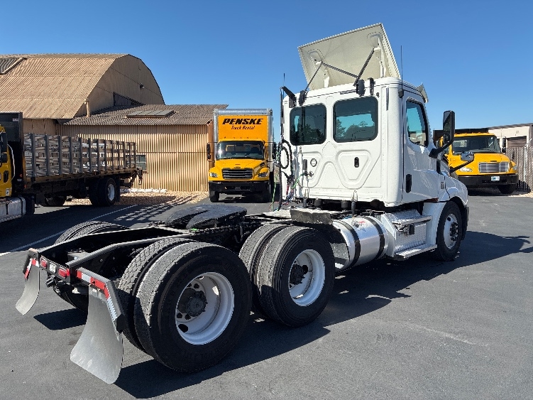 2020 Freightliner Cascadia in West Sacramento, CA — photo 7