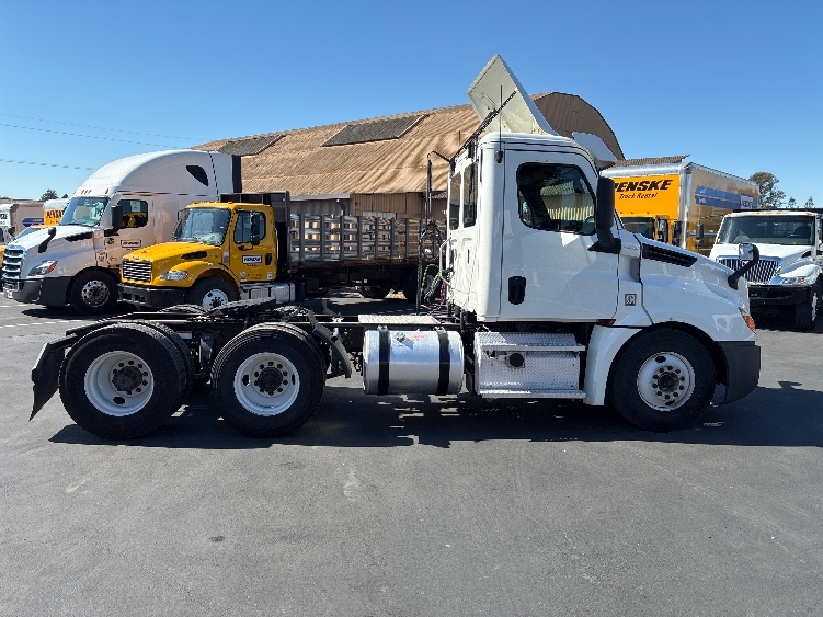 2020 Freightliner Cascadia in West Sacramento, CA — photo 8