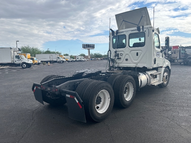 2020 Freightliner Cascadia in Phoenix, AZ — photo 7