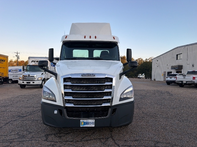 2020 Freightliner Cascadia in Belden, MS — photo 2