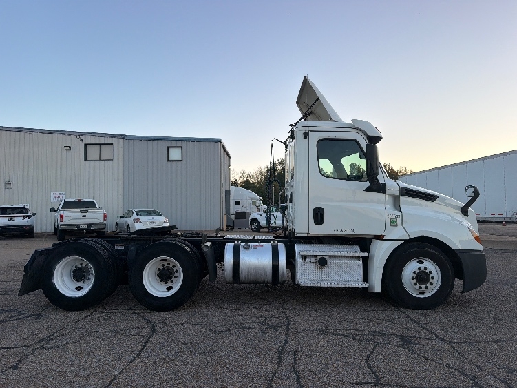 2020 Freightliner Cascadia in Belden, MS — photo 8