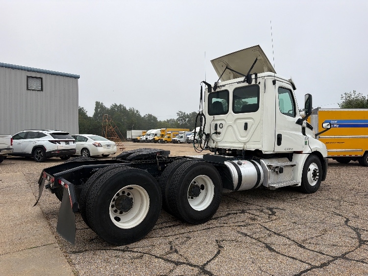2020 Freightliner Cascadia in Belden, MS — photo 7