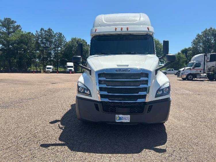 2020 Freightliner Cascadia in Jackson, MS — photo 2