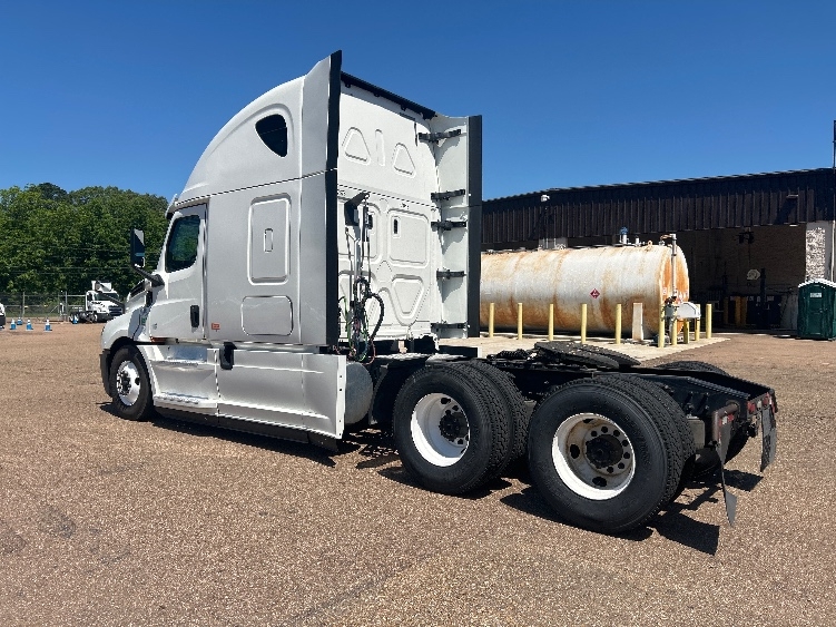 2020 Freightliner Cascadia in Jackson, MS — photo 5