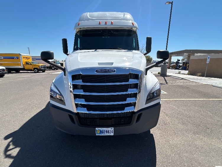 2020 Freightliner Cascadia in Phoenix, AZ — photo 2