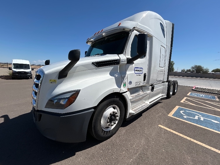 2020 Freightliner Cascadia in Phoenix, AZ — photo 3