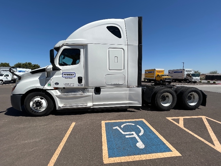 2020 Freightliner Cascadia in Phoenix, AZ — photo 4