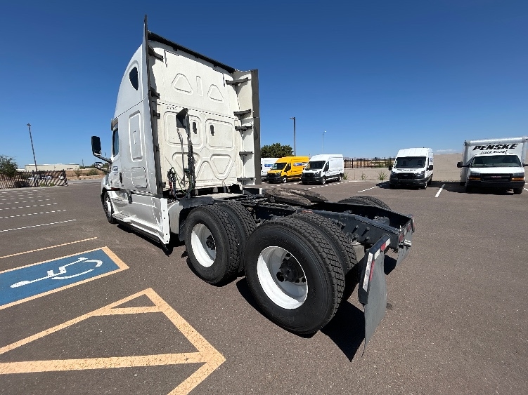 2020 Freightliner Cascadia in Phoenix, AZ — photo 5