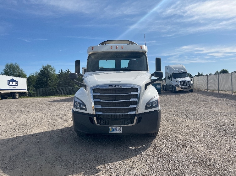 2020 Freightliner Cascadia in Lincoln, ND — photo 2