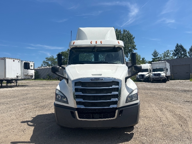2020 Freightliner Cascadia in Melrose Park, IL — photo 2