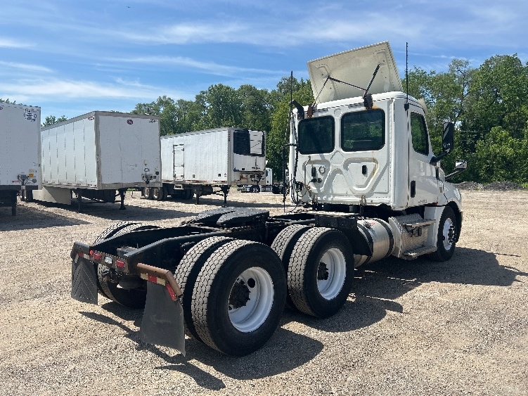 2020 Freightliner Cascadia in Melrose Park, IL — photo 7