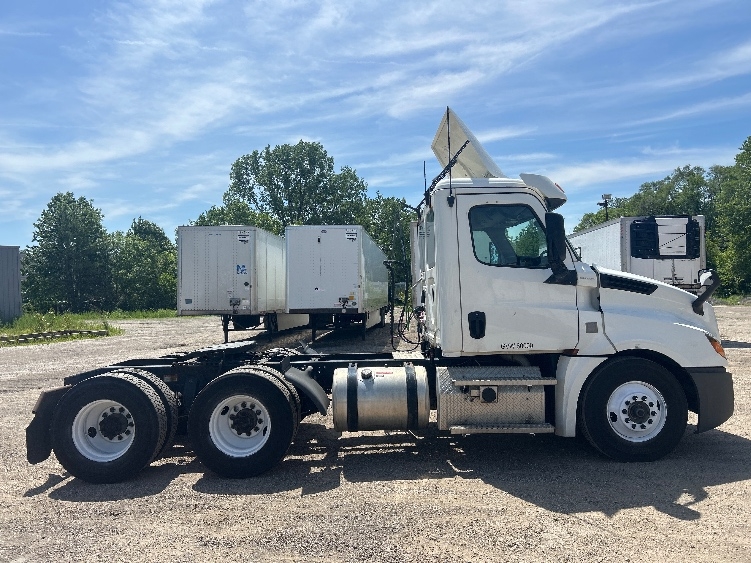 2020 Freightliner Cascadia in Melrose Park, IL — photo 8
