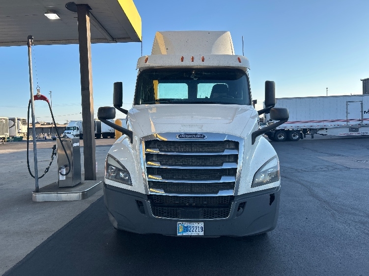 2020 Freightliner Cascadia in Milwaukee, WI — photo 2
