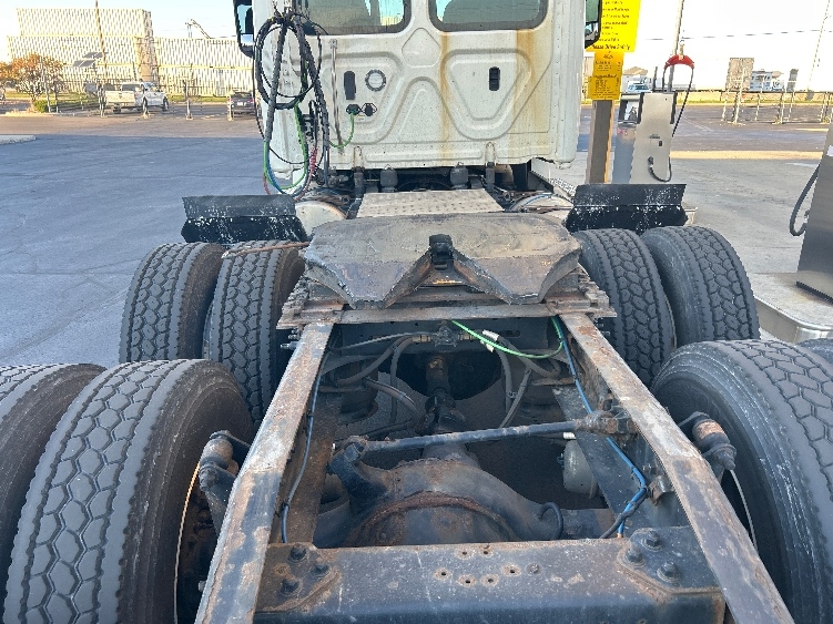 2020 Freightliner Cascadia in Milwaukee, WI — photo 6
