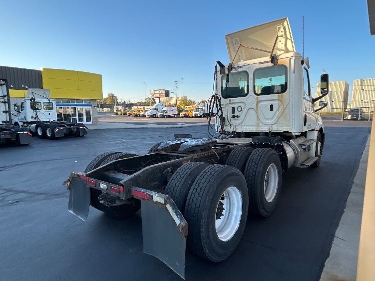 2020 Freightliner Cascadia in Milwaukee, WI — photo 7
