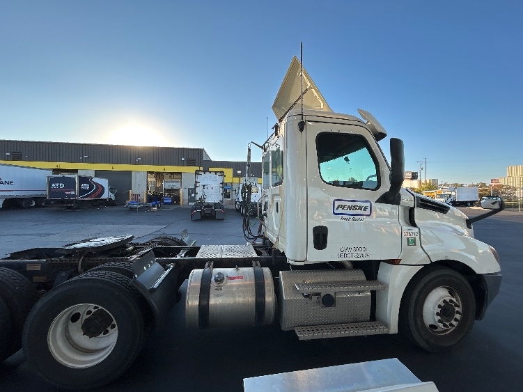 2020 Freightliner Cascadia in Milwaukee, WI — photo 8