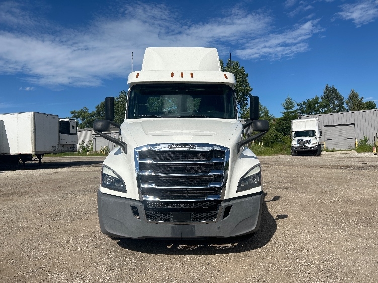 2020 Freightliner Cascadia in Melrose Park, IL — photo 2