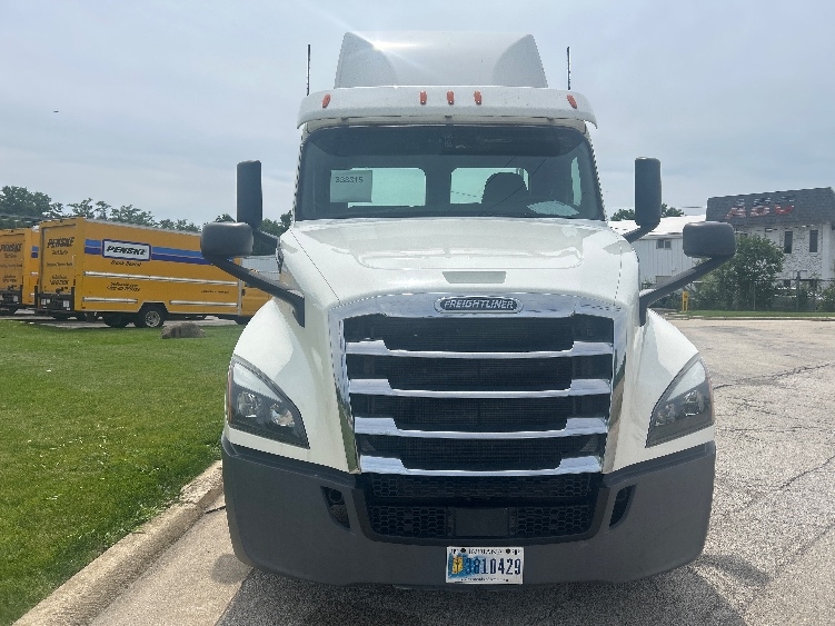 2020 Freightliner Cascadia in Melrose Park, IL — photo 2