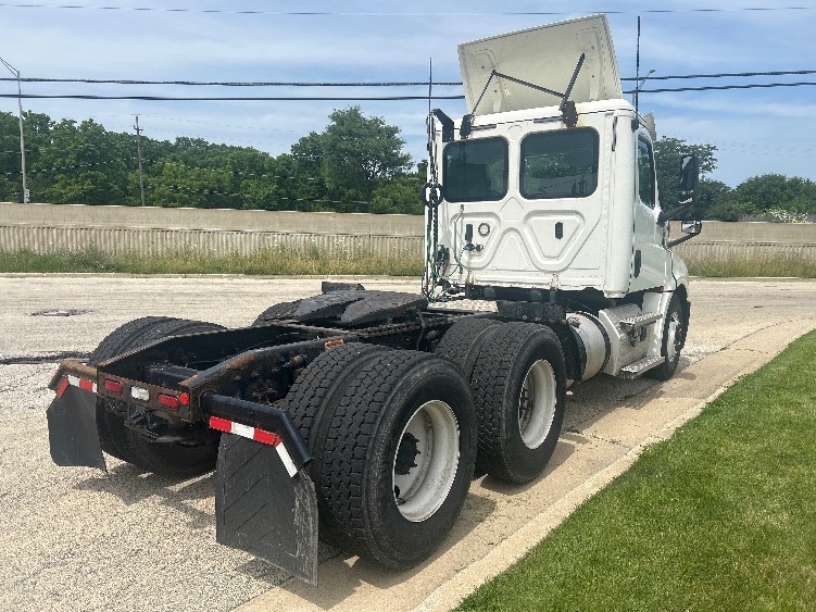 2020 Freightliner Cascadia in Melrose Park, IL — photo 7