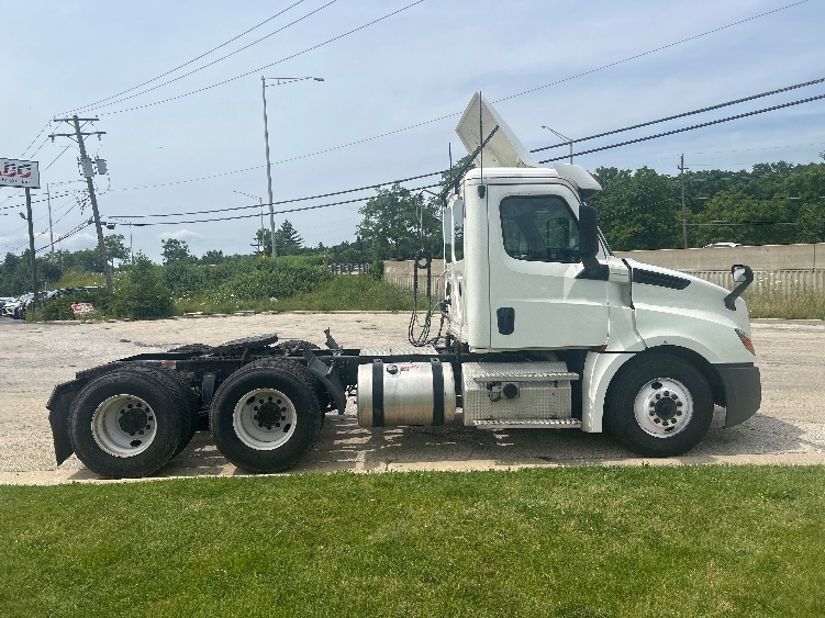 2020 Freightliner Cascadia in Melrose Park, IL — photo 8