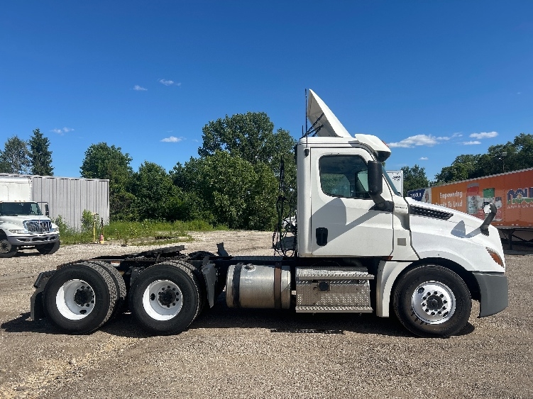 2020 Freightliner Cascadia in Melrose Park, IL — photo 8