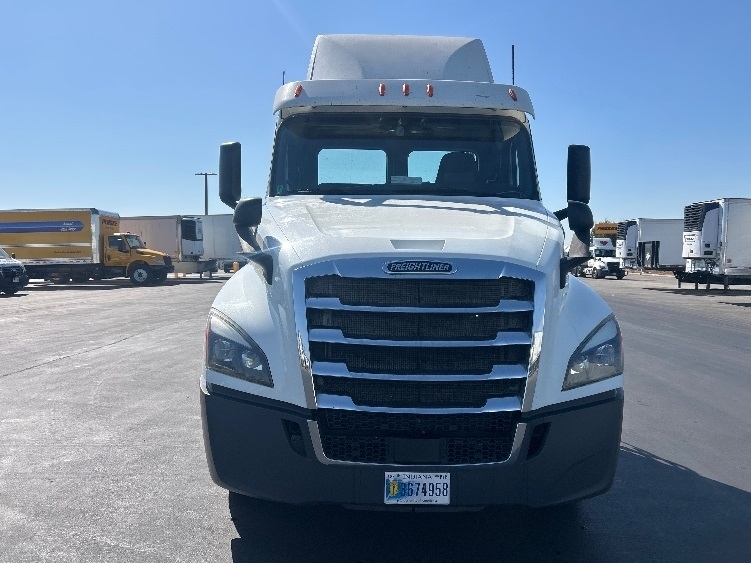 2020 Freightliner Cascadia in West Sacramento, CA — photo 2